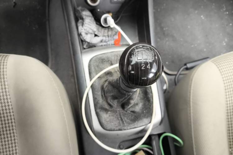 Used Hyundai Celesta 2011 1.6L Manual Comfort Edition Gear Lever