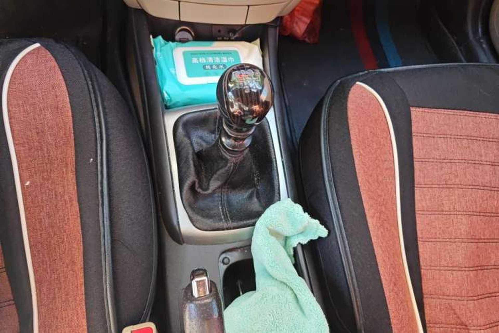 Used Hyundai Celesta 2011 1.6L Manual Comfort Edition Gear Lever