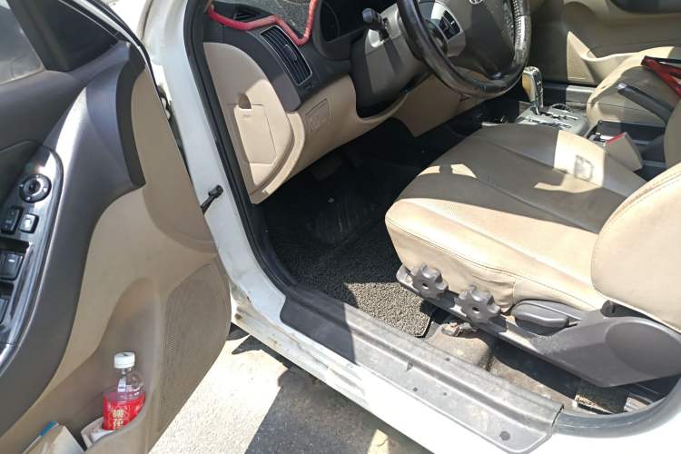 Used Hyundai Celesta 2011 1.6L Automatic Top-Tier Version Interior 3