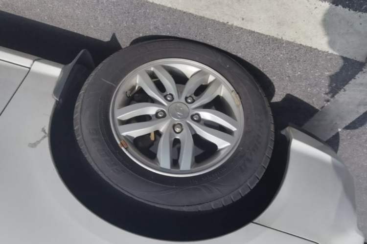 Used Hyundai Celesta 2011 1.6L Automatic Comfort Edition Left Front Wheel Hub