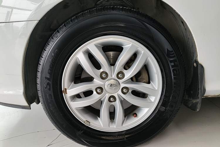 Used Hyundai Celesta 2011 1.6L Manual Luxury Model Left Front Wheel Hub