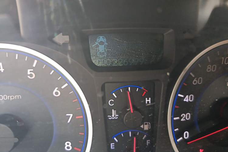 Used Hyundai Celesta 2011 1.6L Automatic Top-Tier Version Odometer Close Up