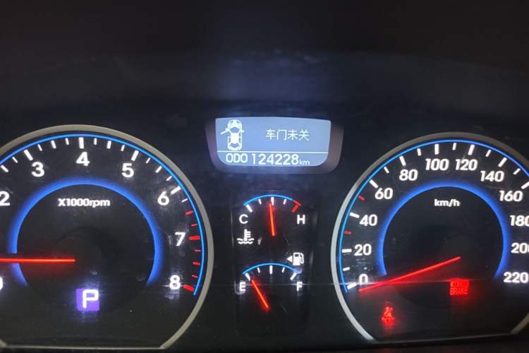 Used Hyundai Celesta 2011 1.6L Automatic Luxury Version Odometer Close Up