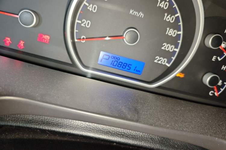 Used Hyundai Celesta 2011 1.6L Automatic Comfort Edition Odometer Close Up