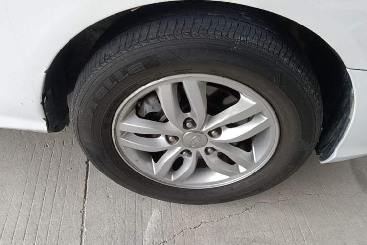 Used Hyundai Celesta 2011 1.6L Automatic Comfort Edition Right Front Wheel Hub
