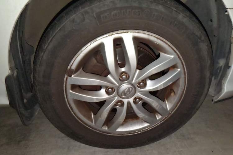 Used Hyundai Celesta 2011 1.6L Automatic Comfort Edition Right Front Wheel Hub
