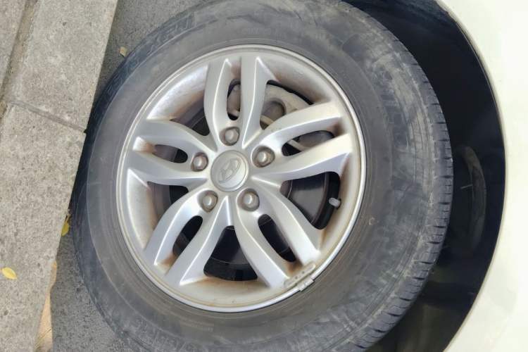Used Hyundai Celesta 2011 1.6L Automatic Luxury Version Right Front Wheel Hub