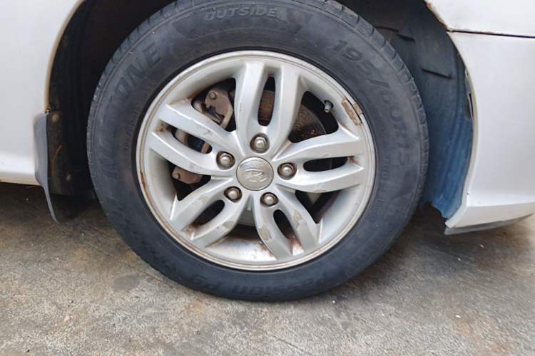 Used Hyundai Celesta 2011 1.6L Automatic Comfort Edition Right Front Wheel Hub