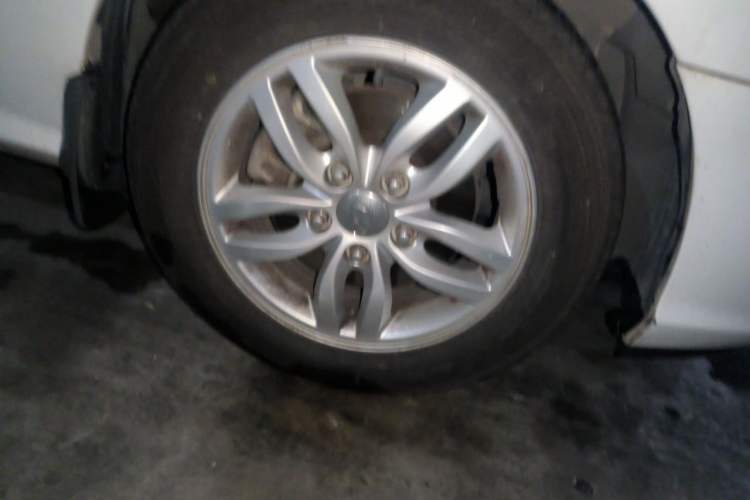Used Hyundai Celesta 2011 1.6L Automatic Comfort Edition Right Front Wheel Hub