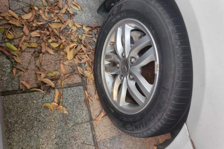 Used Hyundai Celesta 2011 1.6L Automatic Comfort Edition Right Front Wheel Hub