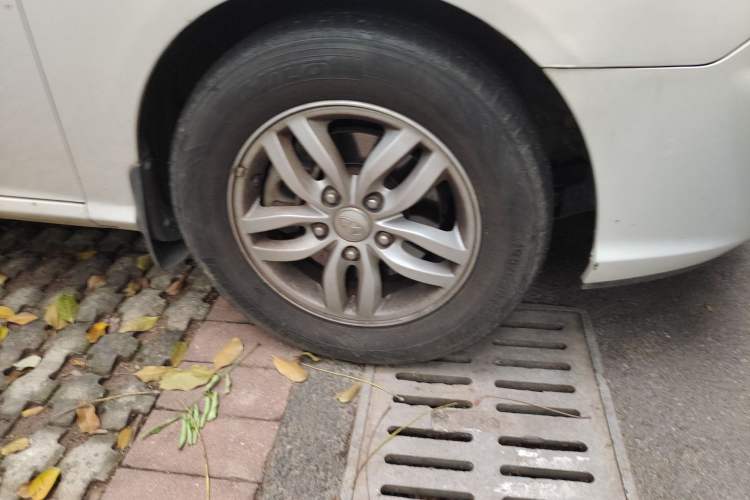Used Hyundai Celesta 2011 1.6L Automatic Luxury Version Right Front Wheel Hub