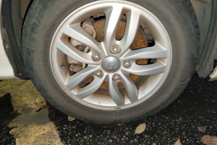 Used Hyundai Celesta 2011 1.6L Automatic Comfort Edition Right Front Wheel Hub