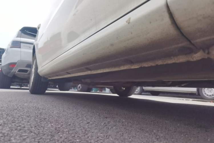 Used Hyundai Celesta 2011 1.6L Automatic Comfort Edition Right Side Sill