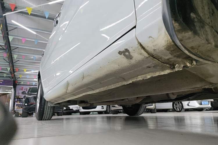 Used Hyundai Celesta 2011 1.6L Manual Luxury Model Right Side Sill