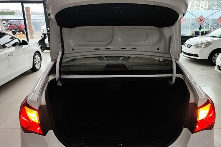 Used Hyundai Celesta 2011 1.6L Manual Luxury Model Trunk