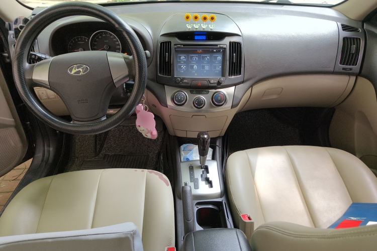 Used Hyundai Celesta 2011 1.6L Automatic Comfort Edition Center Console