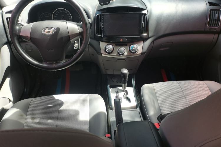 Used Hyundai Celesta 2011 1.6L Automatic Comfort Edition Center Console