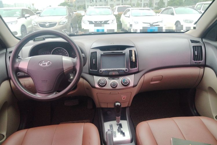 Used Hyundai Celesta 2011 1.6L Automatic Comfort Edition Center Console