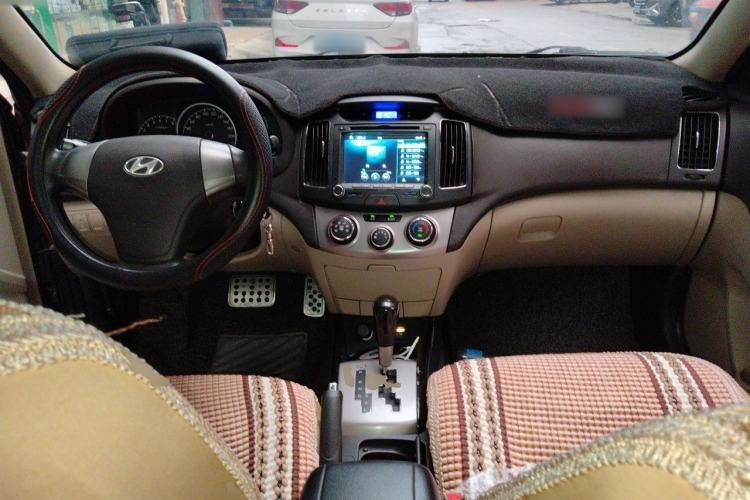 Used Hyundai Celesta 2011 1.6L Automatic Comfort Edition Center Console