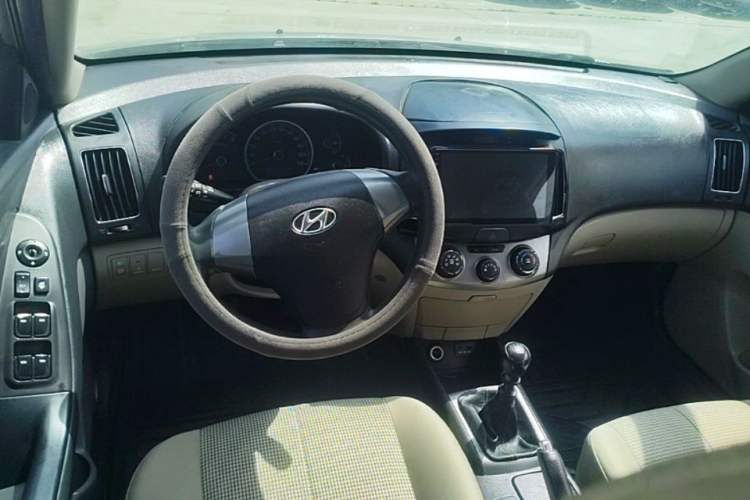Used Hyundai Celesta 2011 1.6L Manual Comfort Edition Center Console