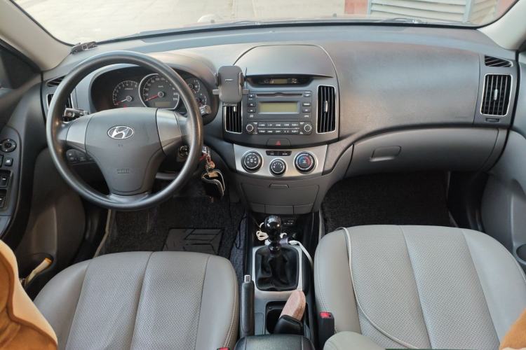 Used Hyundai Celesta 2011 1.6L Manual Comfort Edition Center Console
