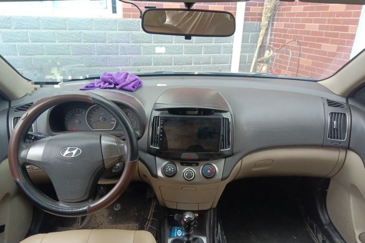 Used Hyundai Celesta 2011 1.6L Manual Luxury Model Center Console