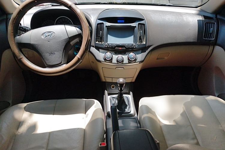 Used Hyundai Celesta 2011 1.6L Manual Luxury Model Center Console