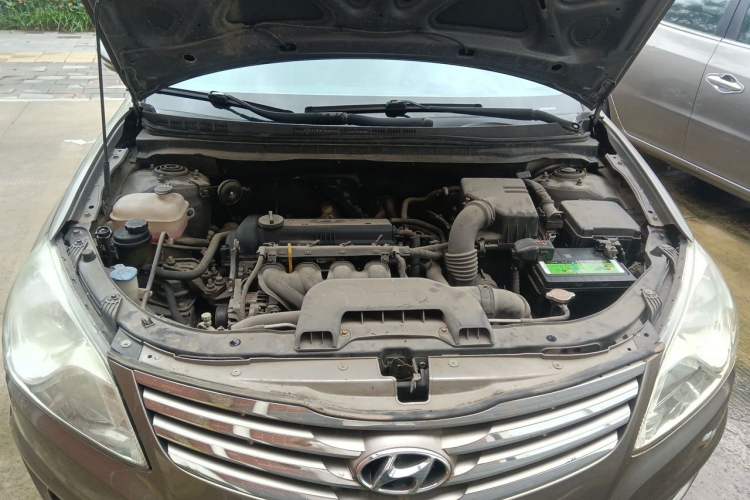 Used Hyundai Celesta 2011 1.6L Manual Luxury Model Engine Bay