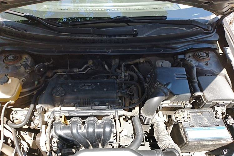 Used Hyundai Celesta 2011 1.6L Manual Luxury Model Engine Bay