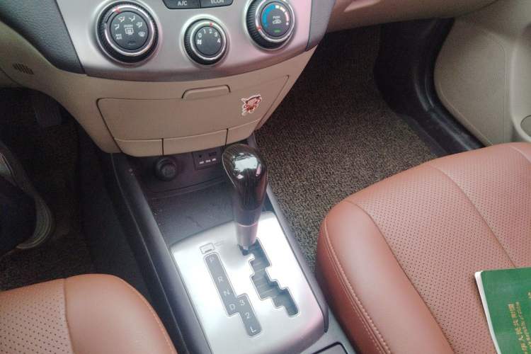 Used Hyundai Celesta 2011 1.6L Automatic Comfort Edition Gear Lever