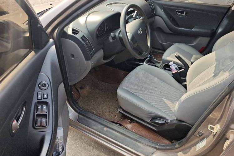 Used Hyundai Celesta 2011 1.6L Manual Comfort Edition Interior 2
