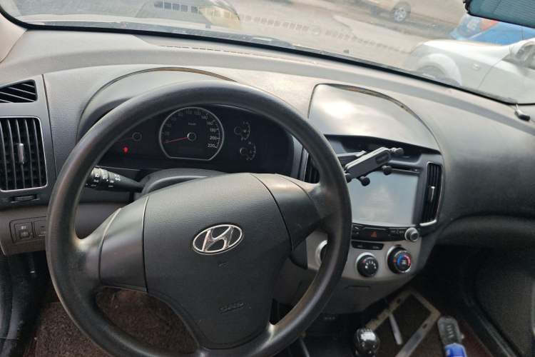 Used Hyundai Celesta 2011 1.6L Manual Comfort Edition Interior 3