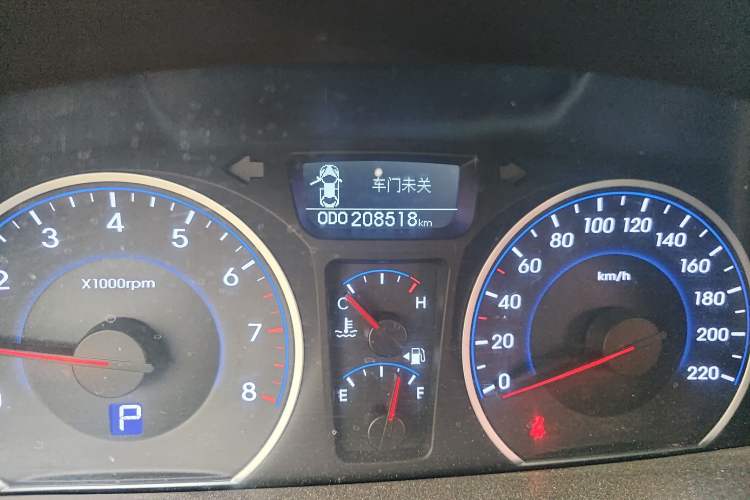 Used Hyundai Celesta 2011 1.6L Automatic Luxury Version Odometer Close Up