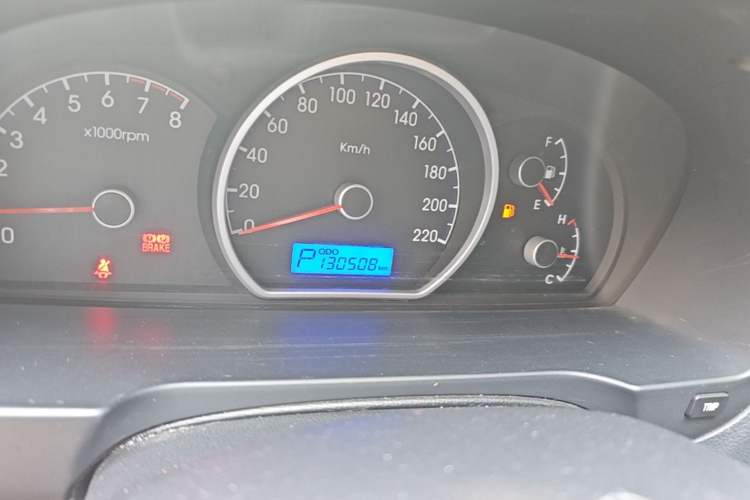 Used Hyundai Celesta 2011 1.6L Automatic Comfort Edition Odometer Close Up