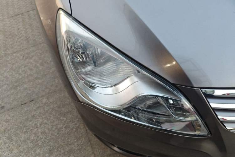 Used Hyundai Celesta 2011 1.6L Manual Comfort Edition Right Front Headlight