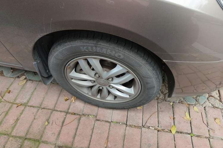 Used Hyundai Celesta 2011 1.6L Automatic Comfort Edition Right Front Wheel Hub
