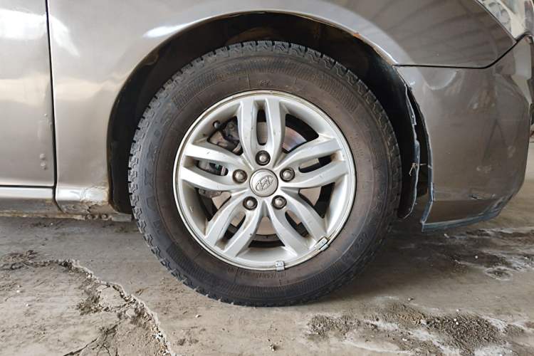 Used Hyundai Celesta 2011 1.6L Manual Comfort Edition Right Front Wheel Hub