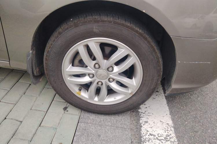 Used Hyundai Celesta 2011 1.6L Automatic Comfort Edition Right Front Wheel Hub