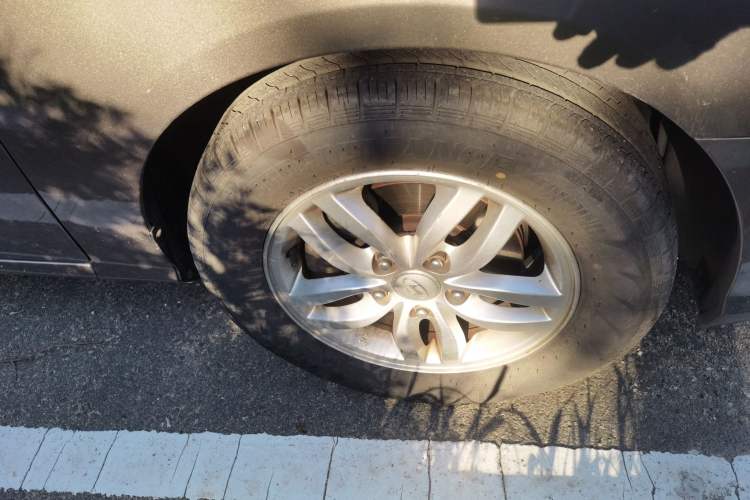 Used Hyundai Celesta 2011 1.6L Automatic Luxury Version Right Front Wheel Hub