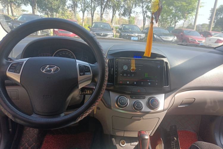 Used Hyundai Celesta 2015 1.6L Automatic Comfort Model Center Console