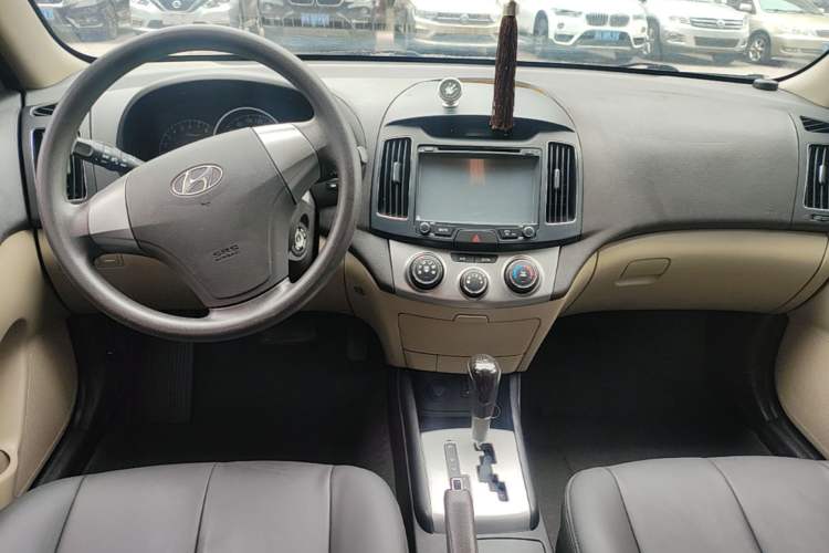 Used Hyundai Celesta 2015 1.6L Automatic Comfort Model Center Console