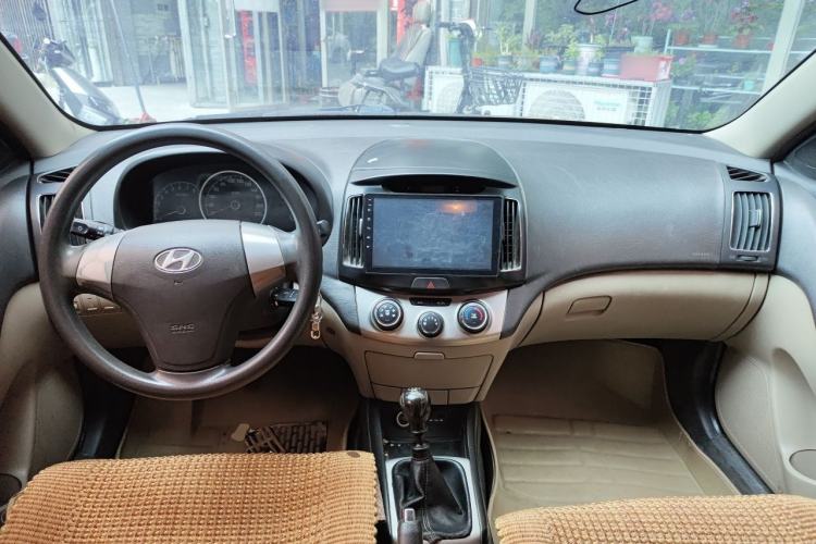 Used Hyundai Celesta 2015 1.6L Manual Comfort Model Center Console