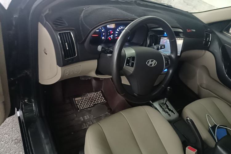 Used Hyundai Celesta 2015 1.6L Automatic Luxury Model Center Console