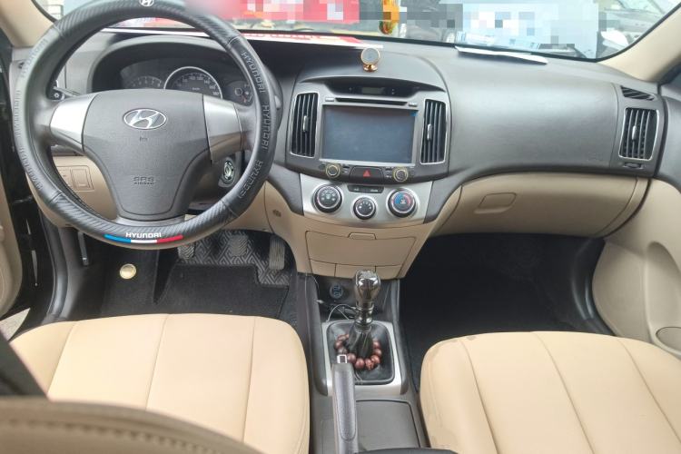 Used Hyundai Celesta 2015 1.6L Manual Comfort Model Center Console