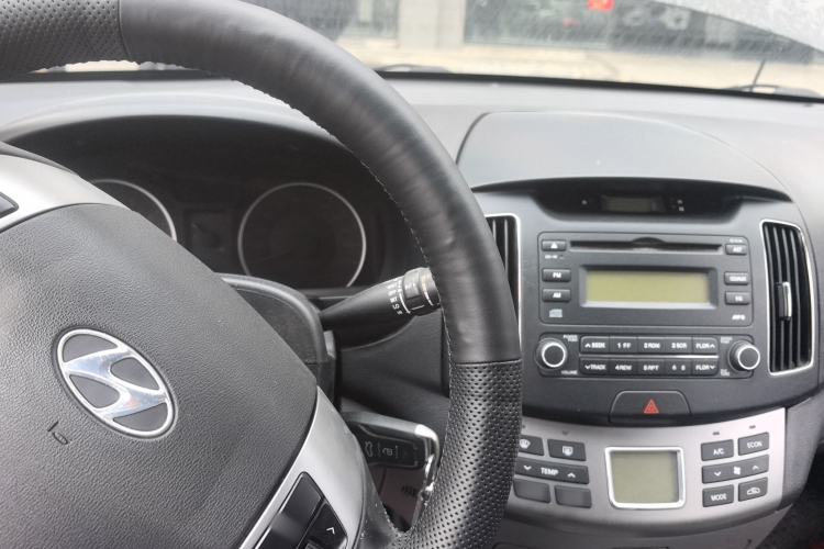 Used Hyundai Celesta 2015 1.6L Automatic Luxury Model Center Console