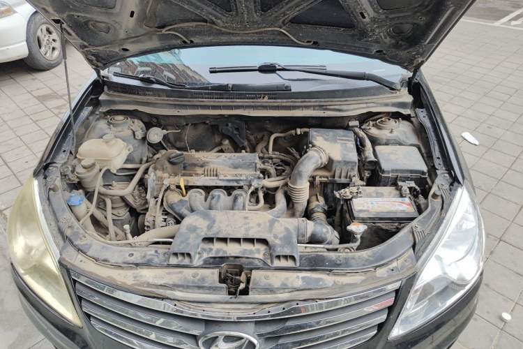 Used Hyundai Celesta 2015 1.6L Manual Comfort Model Engine Bay