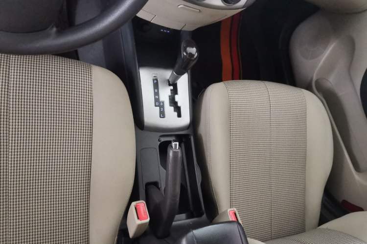 Used Hyundai Celesta 2015 1.6L Automatic Comfort Model Gear Lever