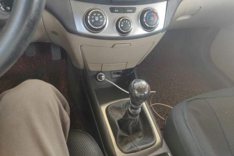Used Hyundai Celesta 2015 1.6L Manual Comfort Model Gear Lever