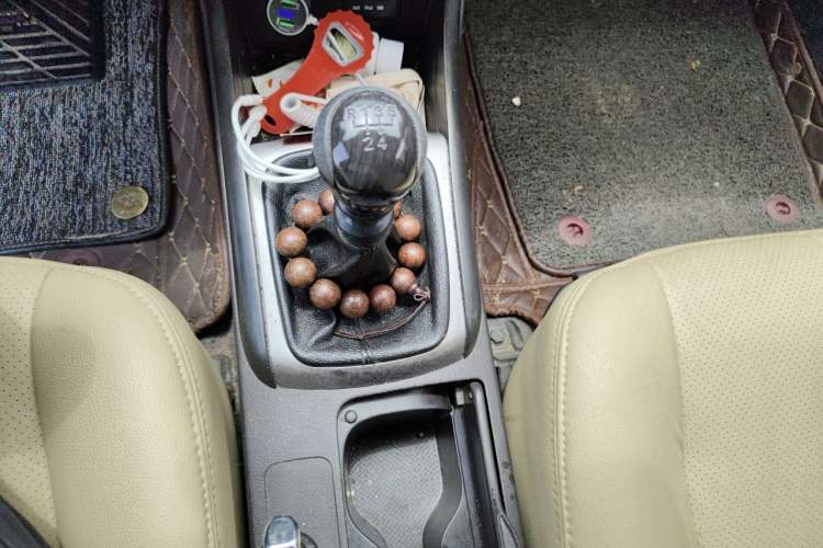 Used Hyundai Celesta 2015 1.6L Manual Comfort Model Gear Lever