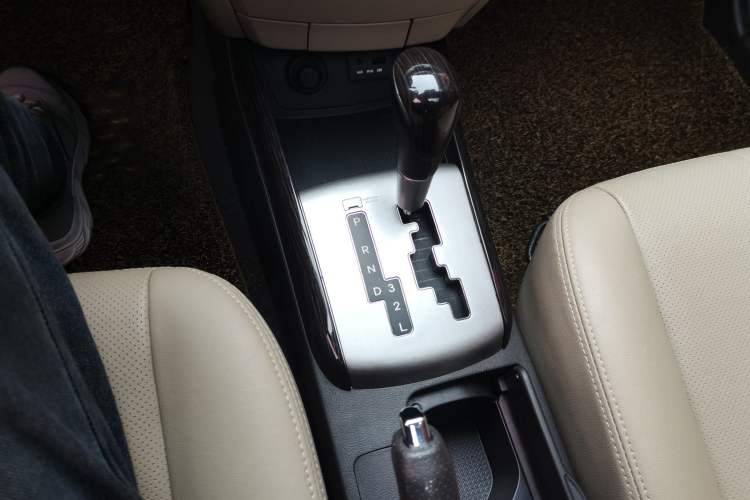 Used Hyundai Celesta 2015 1.6L Automatic Luxury Model Gear Lever